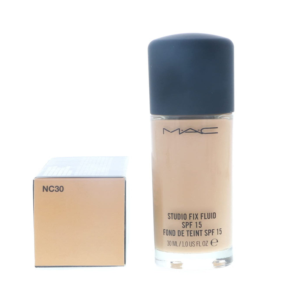 MAC Studio Fix Fluid: texture matte naturelle pour un teint uniforme.