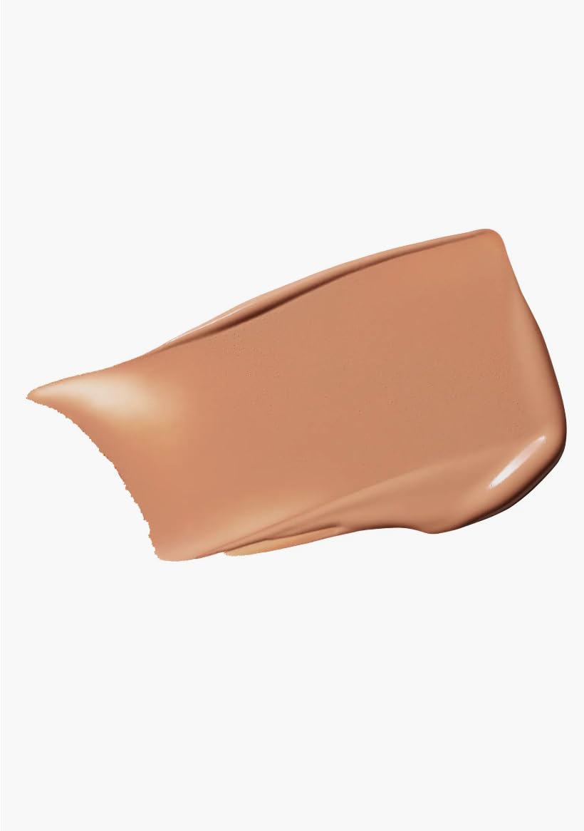 MAC Studio Fix Fluid textura cremosa en primer plano para cobertura uniforme.