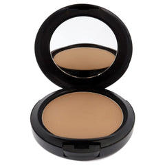 MAC Studio Fix Powder Plus Foundation C4, aplicación con brocha para cobertura natural.