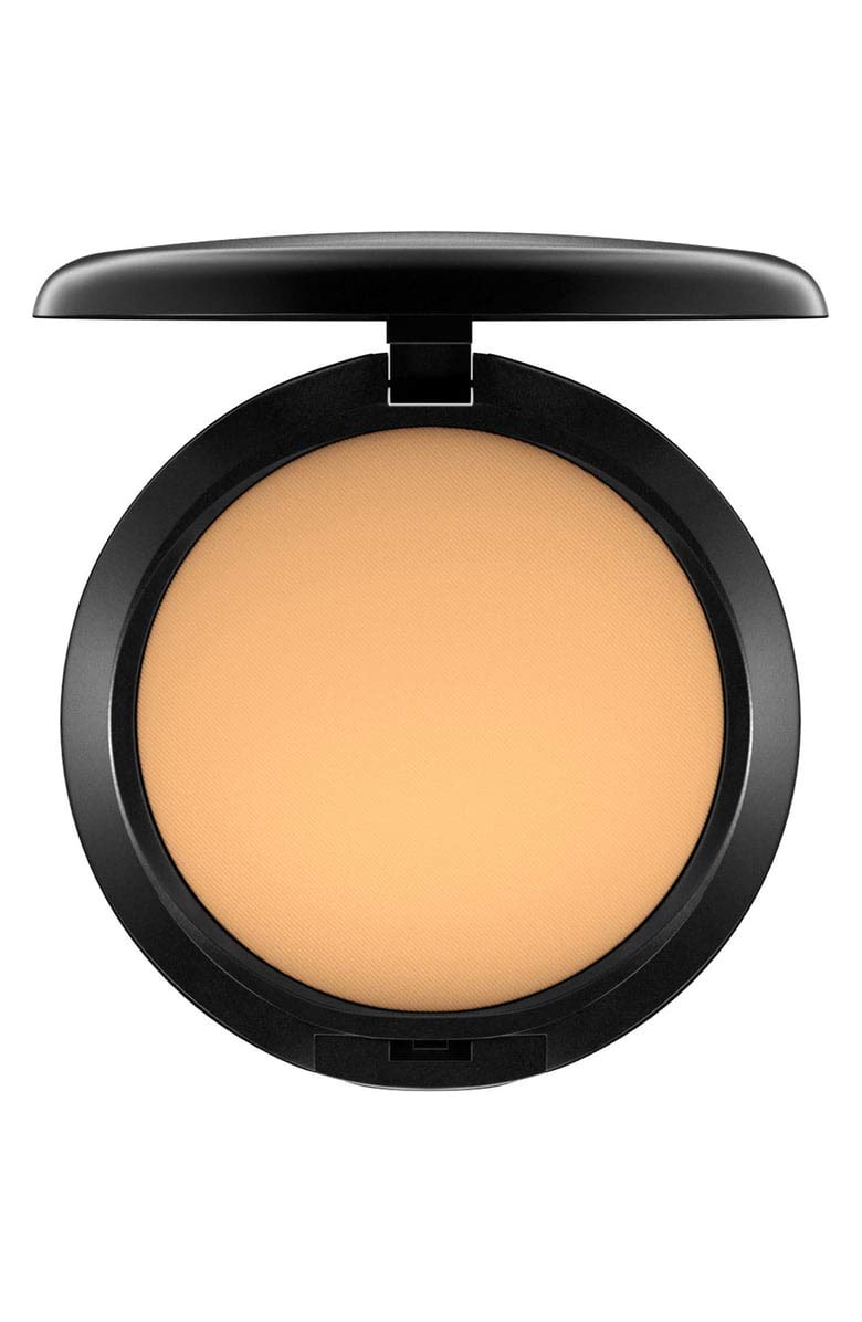 MAC Studio Fix Powder Plus Foundation NC43 dans un compact avec miroir, fini naturel et uniforme