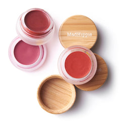 Aplicación rápida y favorecedora para labios y mejillas con Mad Hippie Plum.