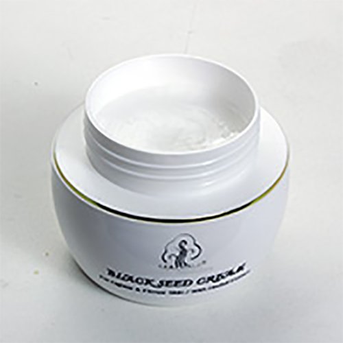 Madina crema facial semilla negra, aplicación en la palma para absorción rápida.