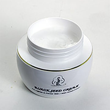 Madina crema facial semilla negra, aplicación en la palma para absorción rápida.