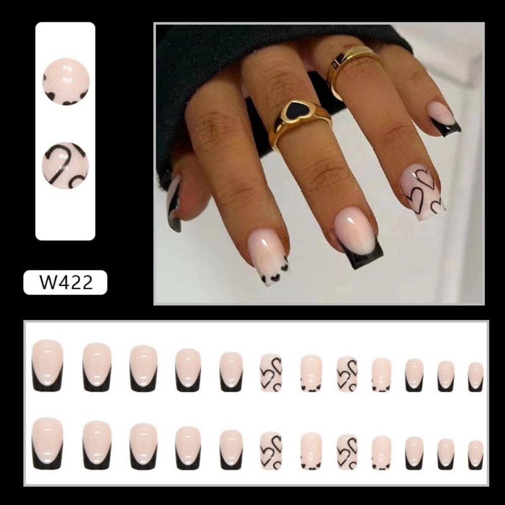 Maigitur diseño de corazón en uñas negras para un estilo romántico y moderno