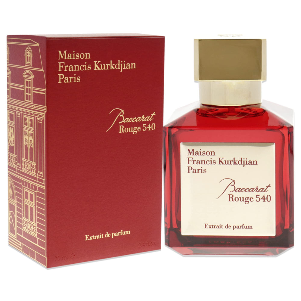 Mano sosteniendo Baccarat Rouge 540 para momentos especiales