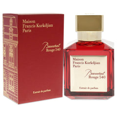 Mano sosteniendo Baccarat Rouge 540 para momentos especiales