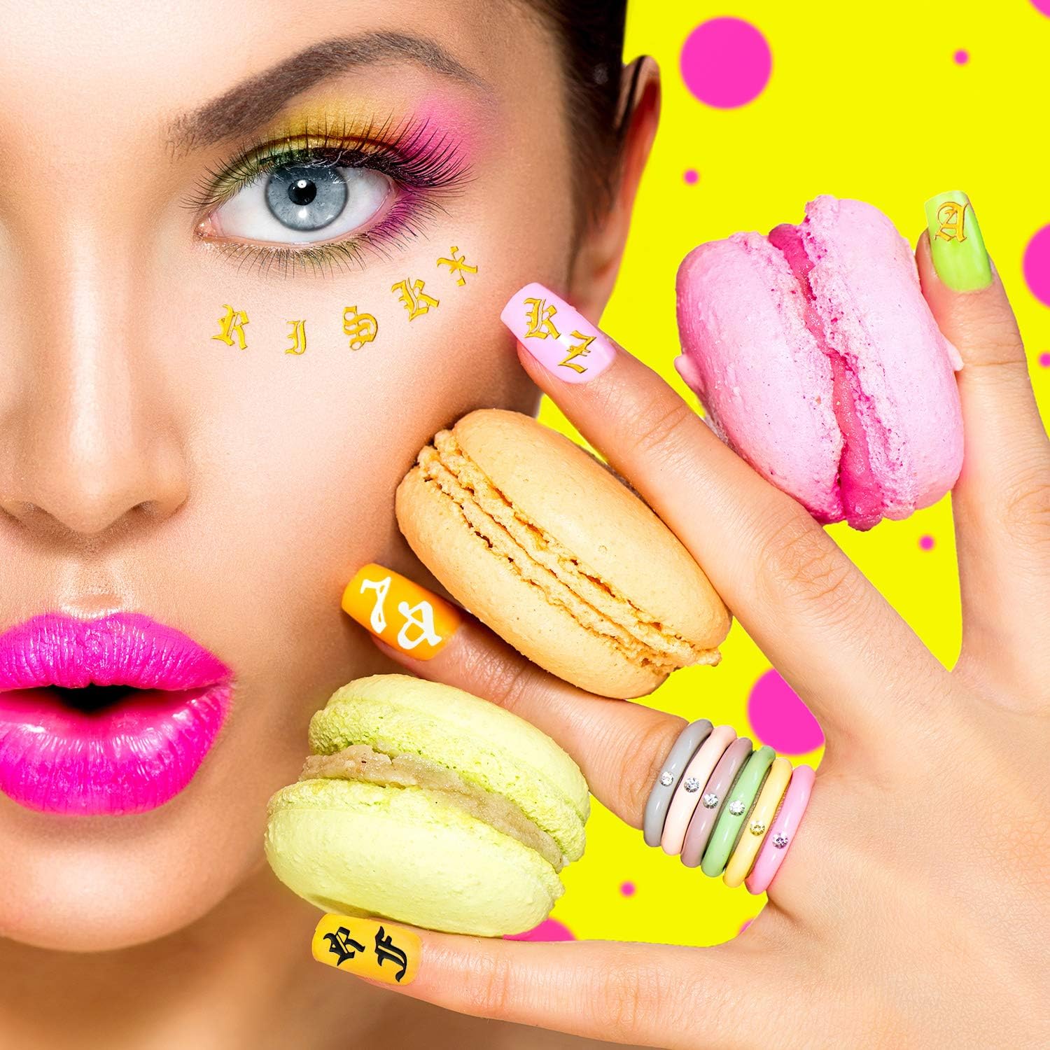 Maitys acabado uñas dorado letras para un look sofisticado