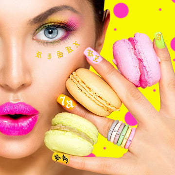 Maitys acabado uñas dorado letras para un look sofisticado
