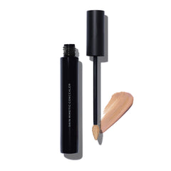 MAKE Beauty Skin Mimetic Concealer ofrece aplicación precisa para cobertura puntual