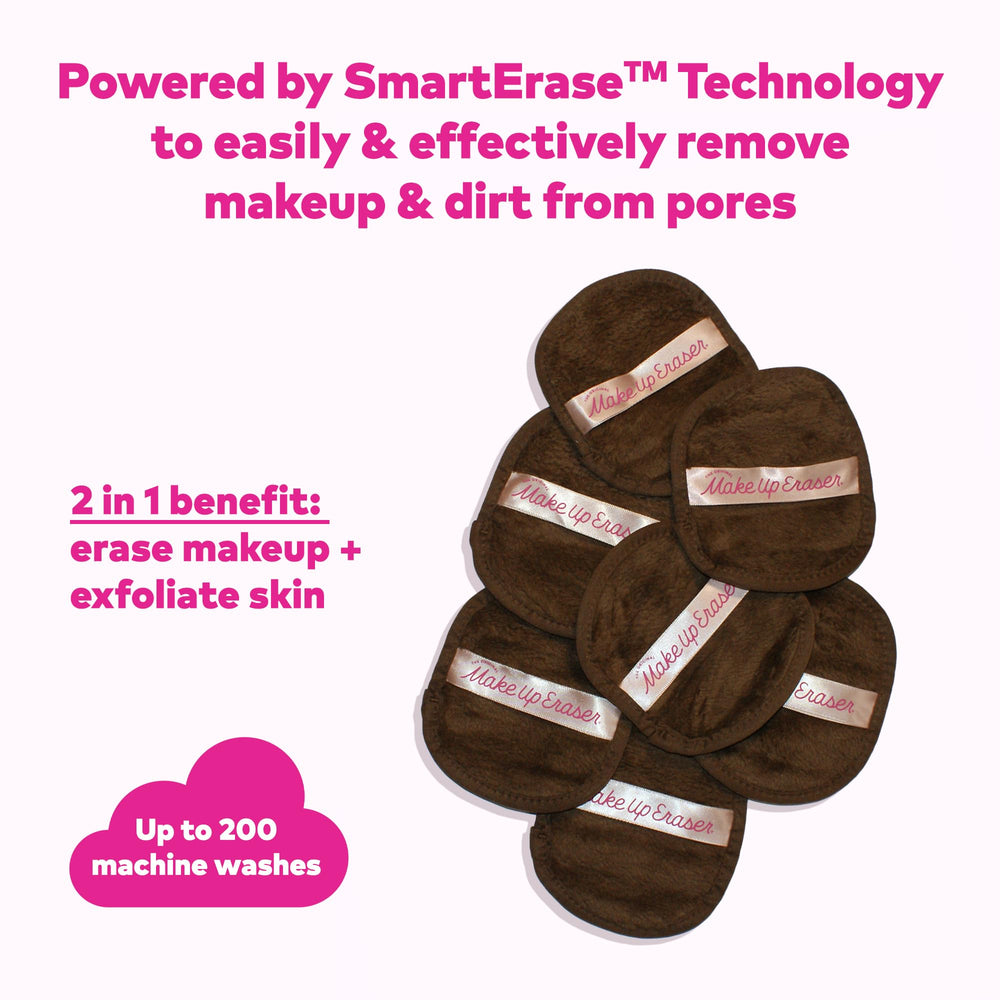 MakeUp Eraser de doble cara exfolia y limpia la piel suavemente.