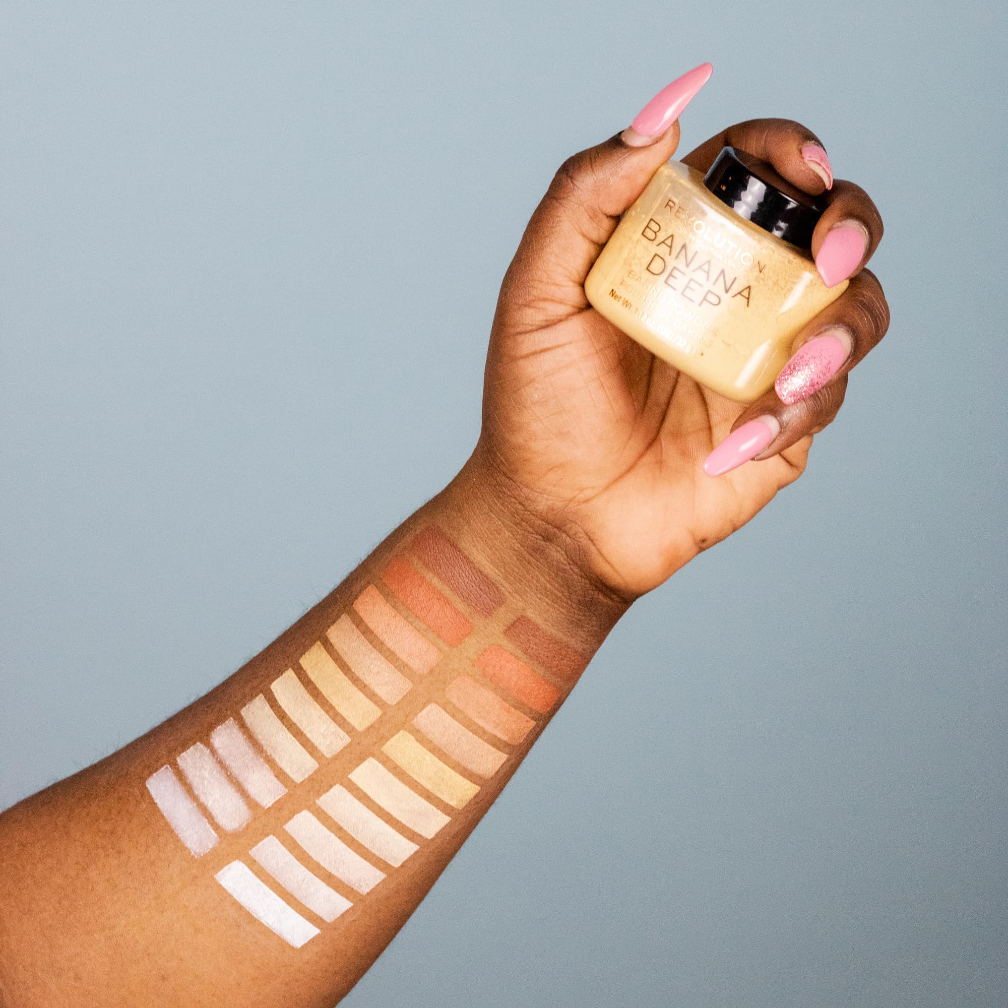 Makeup Revolution acabado luminoso en la piel para look natural y radiante.