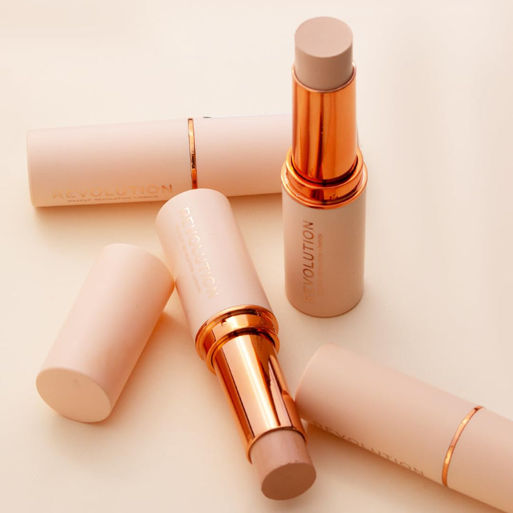 Contorno iluminador integrado para realzar rasgos con Makeup Revolution.