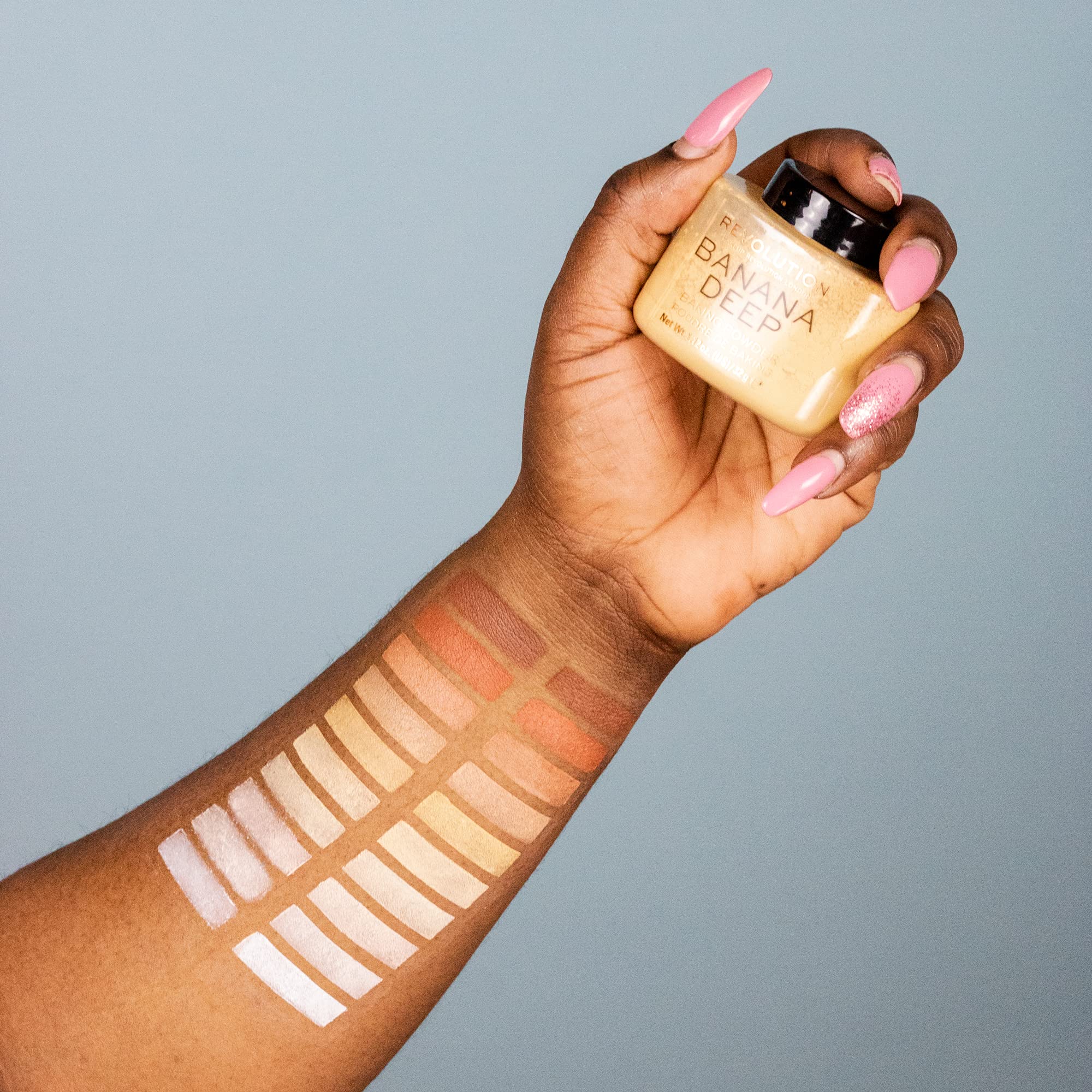 Makeup Revolution tono Banana Deep para pieles medias a oscuras y luminosas.