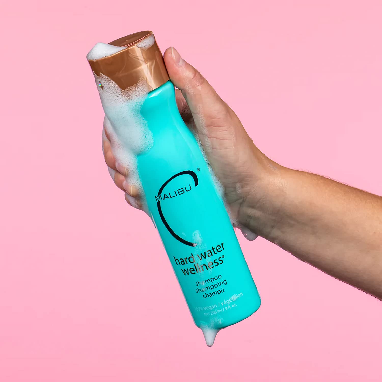 Malibu C Champú Agua Dura, detalle de textura, rehidrata cabello desde la raíz.