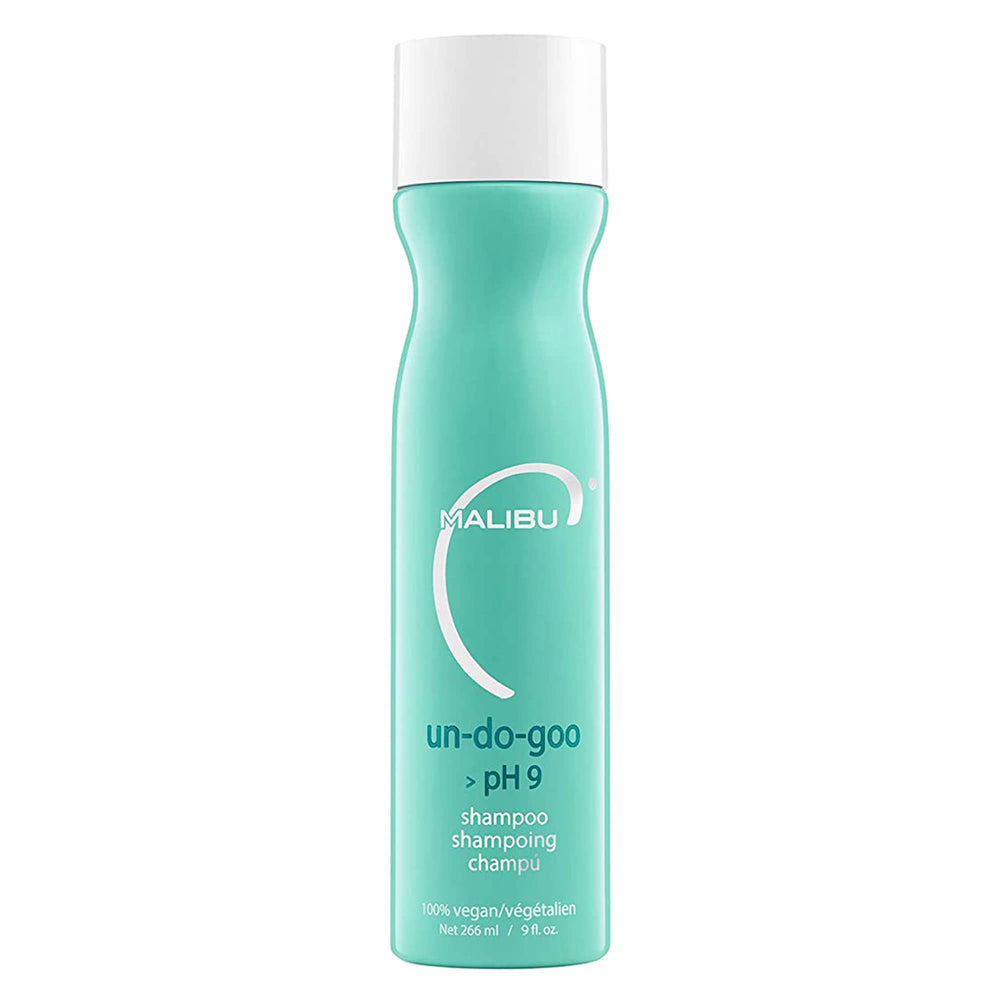 Malibu C Un-Do-Goo Champú clarificante en botella, elimina residuos y revela brillo.