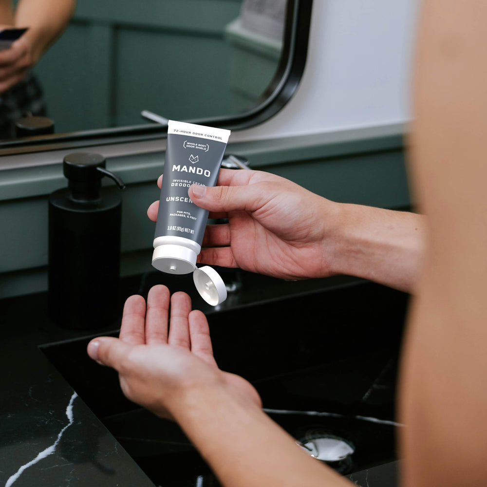 Aplicación de la crema invisible de Mando sobre la piel