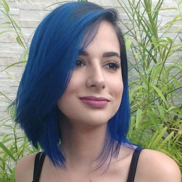 MANIC PANIC Shocking Blue aplicación en cabello para color vibrante.