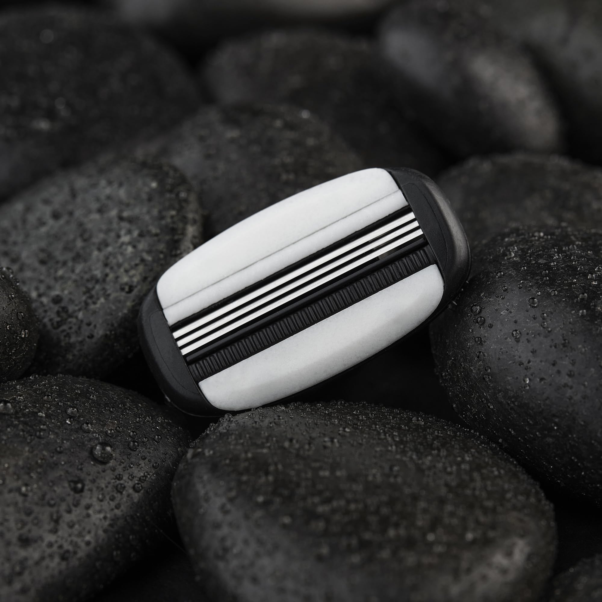 MANSCAPED Crop Shaver con cinta lubricante amplia para deslizamiento cómodo.