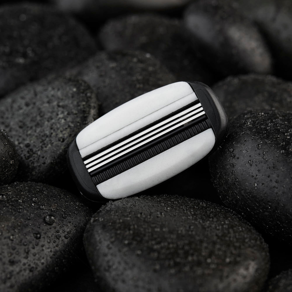 MANSCAPED Crop Shaver con cinta lubricante amplia para deslizamiento cómodo.
