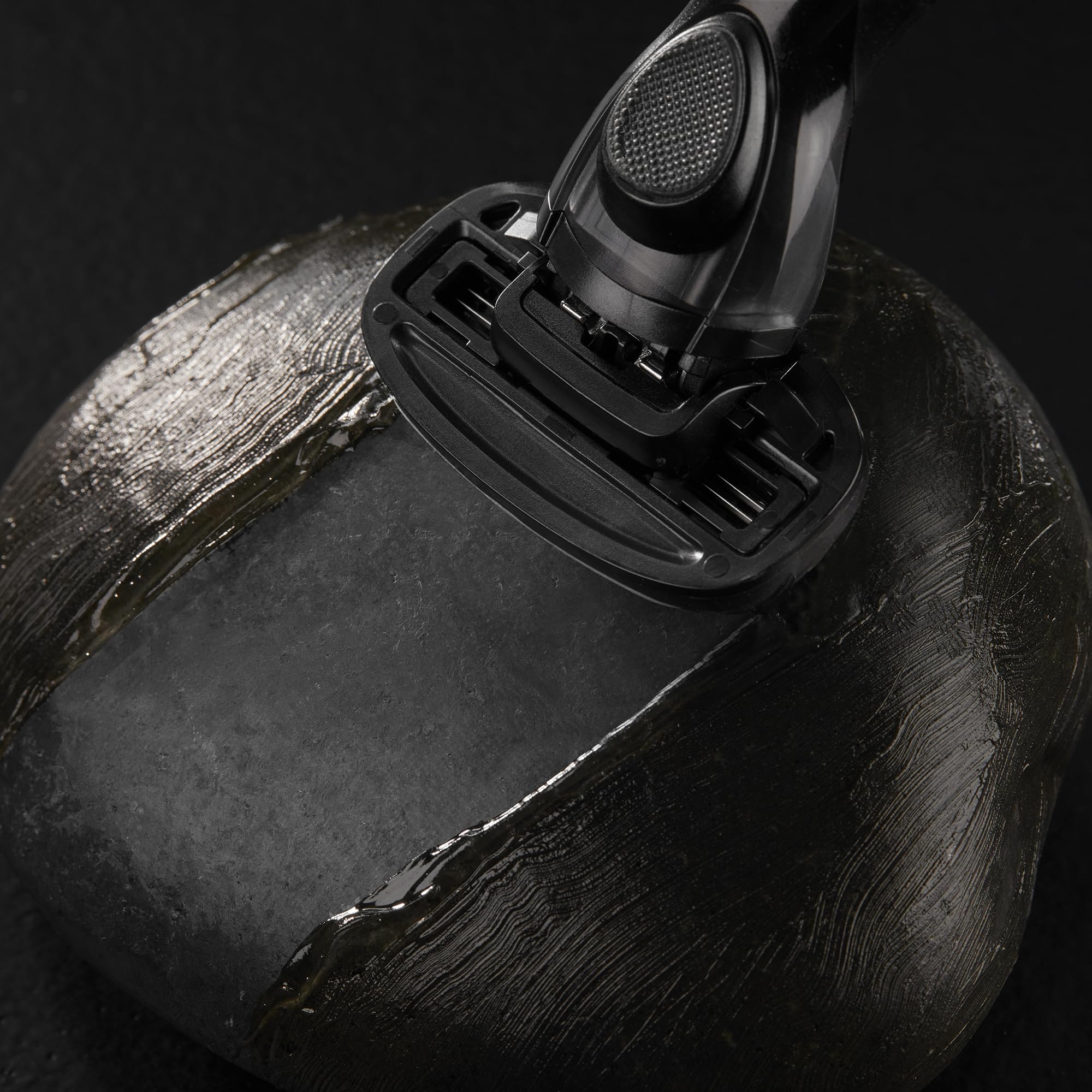 MANSCAPED Crop Shaver con tres hojas de acero inoxidable para un afeitado apurado.