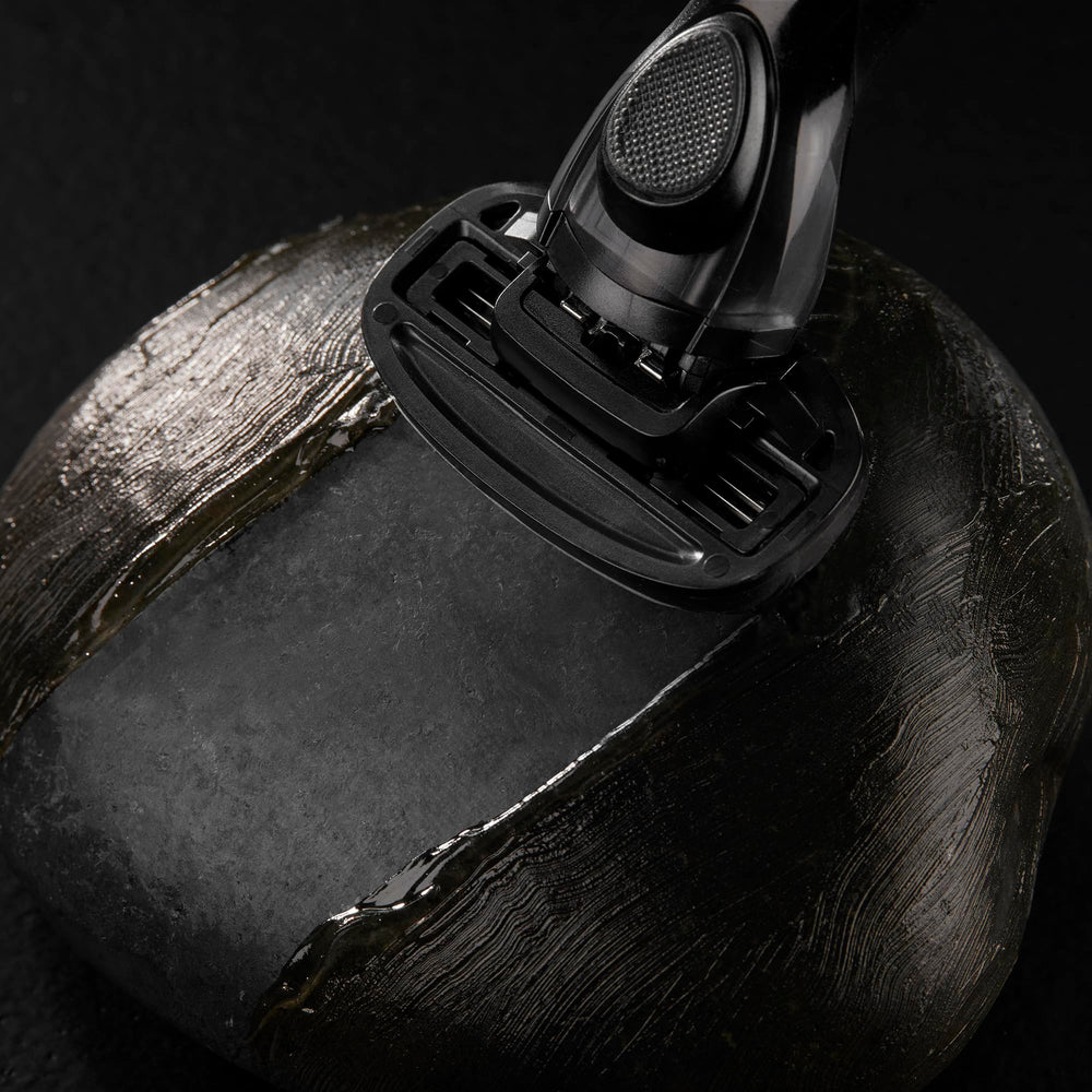 MANSCAPED Crop Shaver con tres hojas de acero inoxidable para un afeitado apurado.