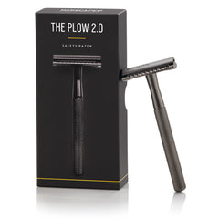 MANSCAPED The Plow 2.0 con mango latón para un agarre firme y afeitado cómodo.
