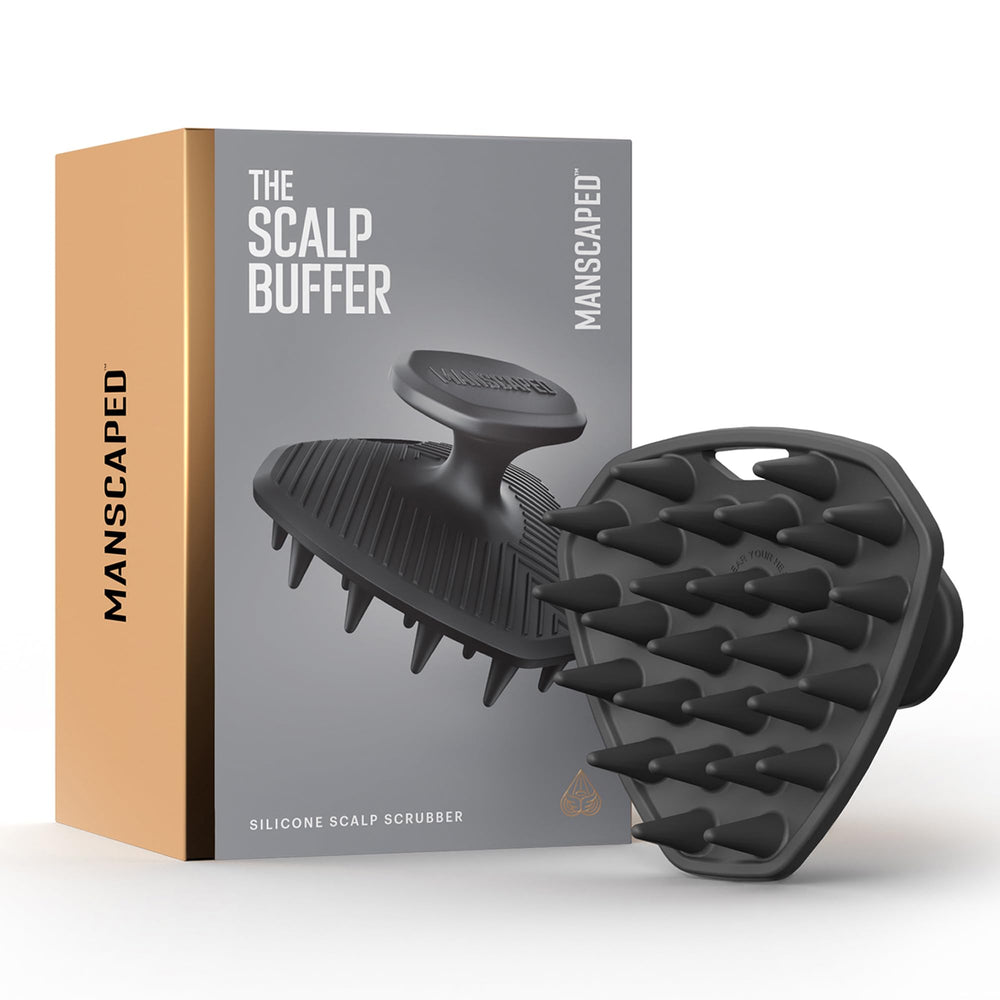 MANSCAPED Scalp Buffer en la ducha exfoliando suavemente el cuero cabelludo.