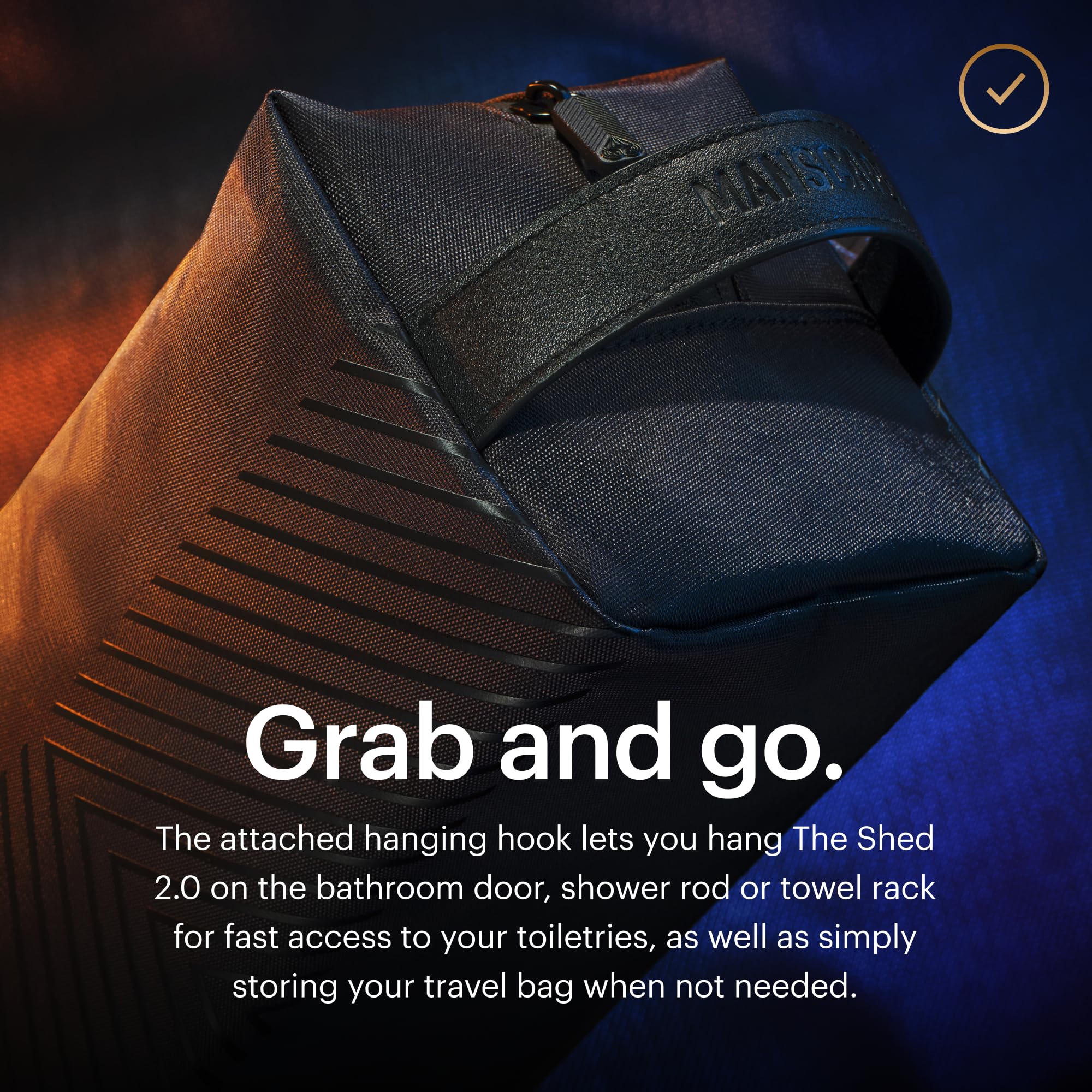 MANSCAPED The Shed 2.0 ofrece tres bolsillos para organizar productos de aseo.