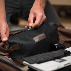 MANSCAPED The Shed extérieur PU cuir, allure robuste adaptée aux voyages.