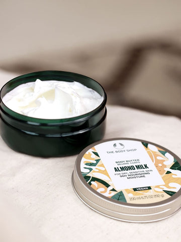 Aplicación suave de manteca de almendra para piel sensible y confort diario.