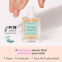 Aplicación del Sérum Completo de Manucurist en uñas y cutículas
