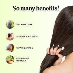 Manos aplicando acondicionador árbol de té para cabello suave.