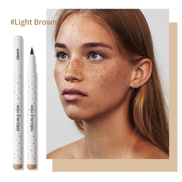 Marine Forest Freckle Pen entrega pigmento fino y uniforme para pecas naturales duraderas.