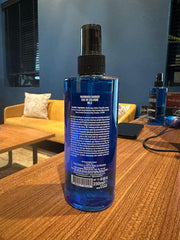 Mano aplicando Marmara Barber Aftershave, sensación fresca tras el afeitado.