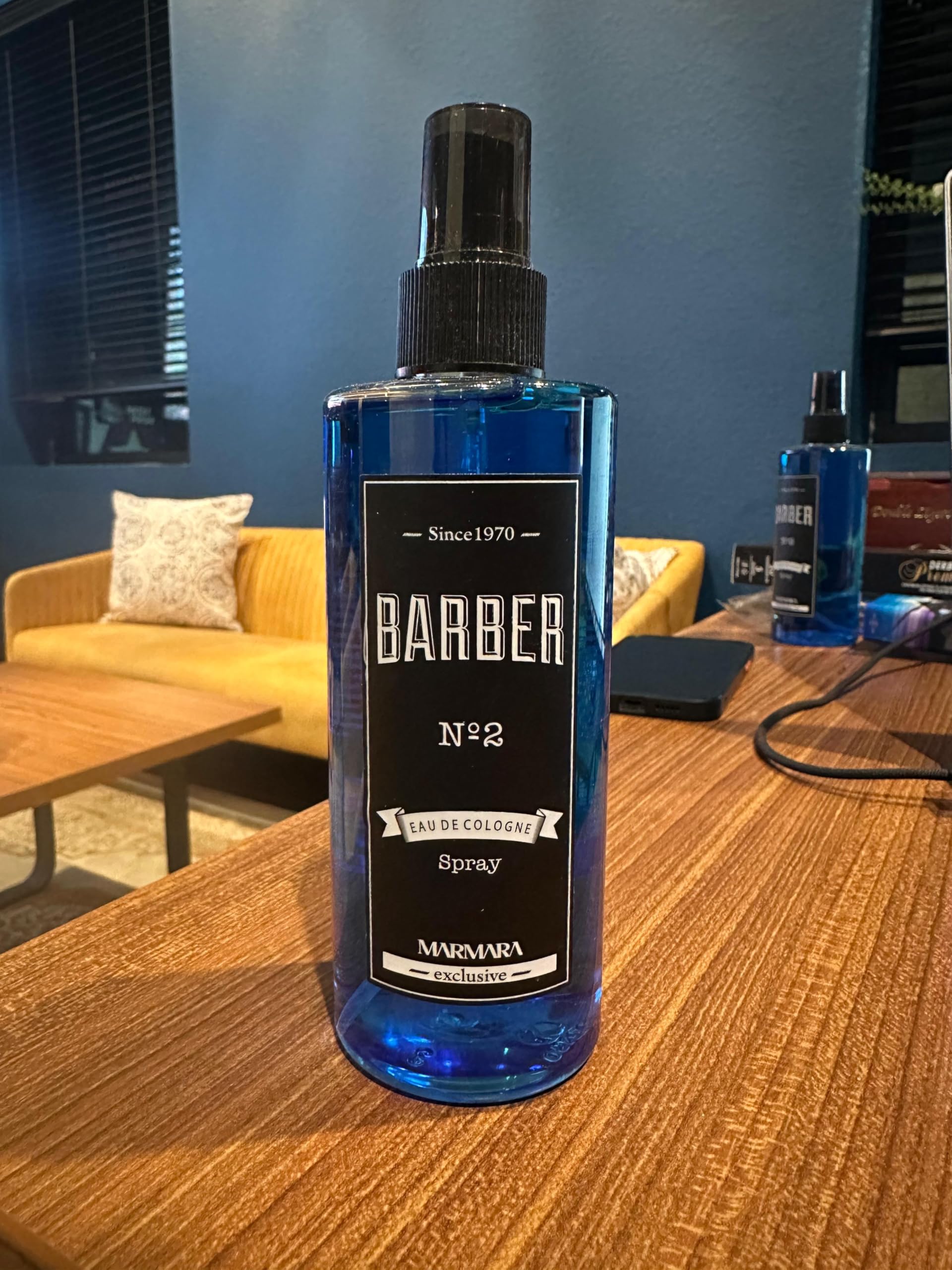 Etiqueta minimalista de Marmara Barber Aftershave para un estilo sobrio.