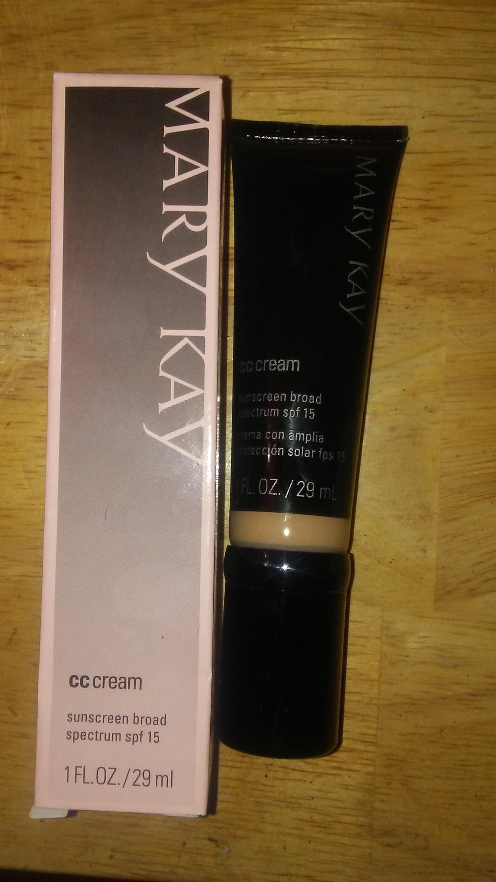 Mary Kay CC Cream SPF 15, cobertura mediana para tono uniforme y acabado natural.