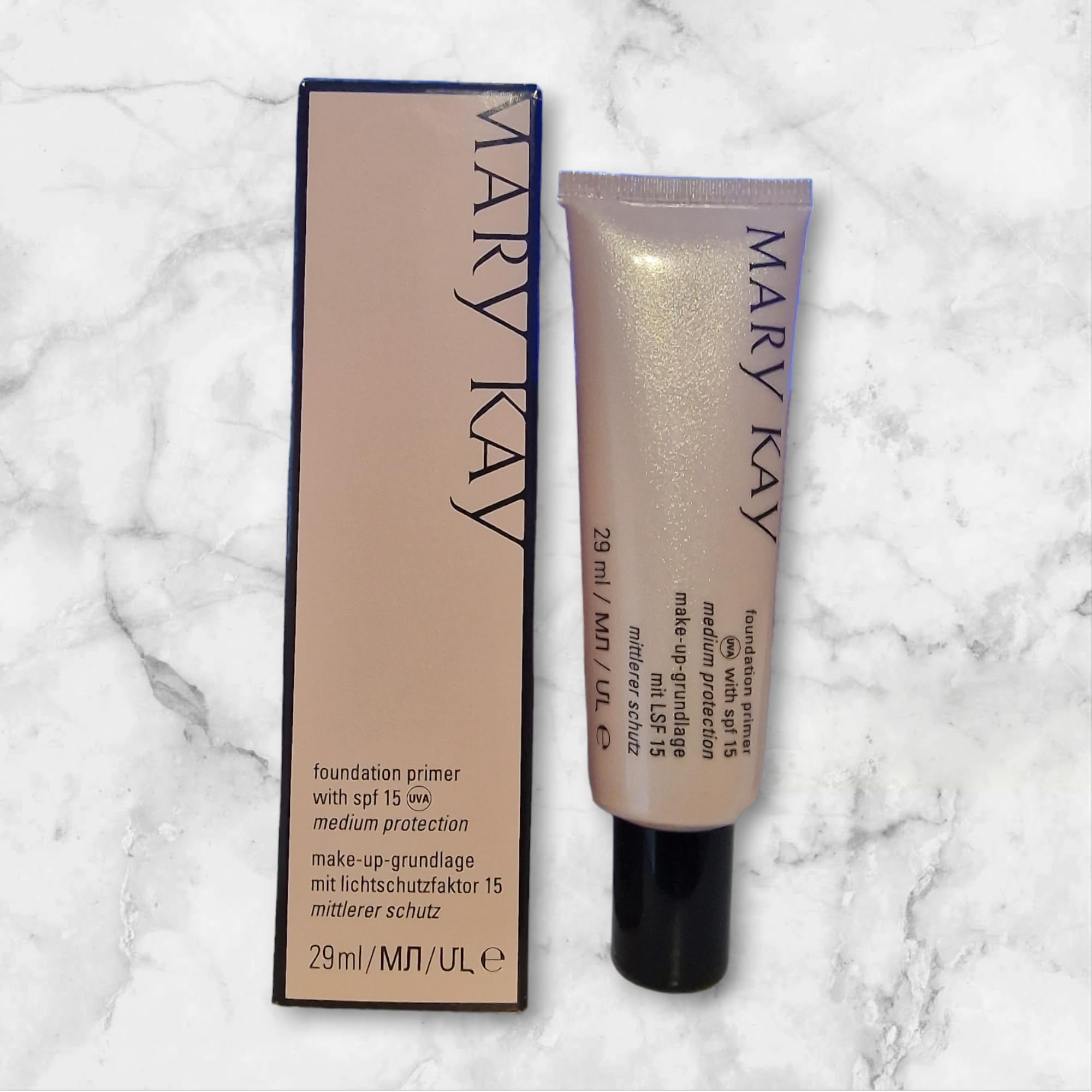 Mary Kay Foundation Primer aplicado en la mano para un maquillaje uniforme.