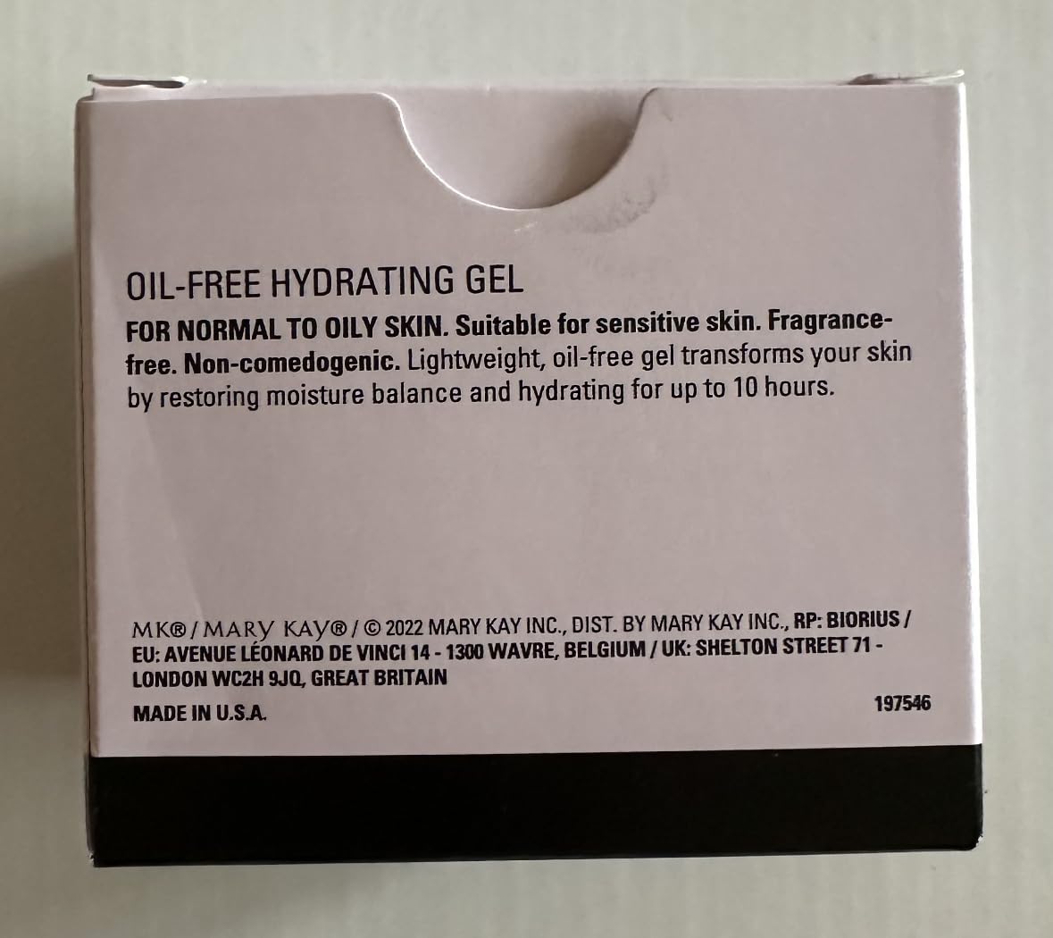 Aplicación en mano con Mary Kay Gel Hidratante sin aceite ofrece absorción rápida.