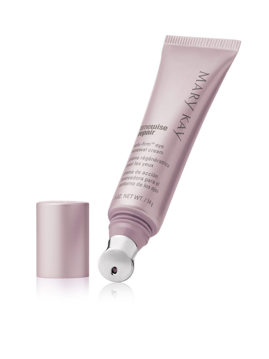 Textura cremosa de la crema para ojos para una hidratación prolongada.