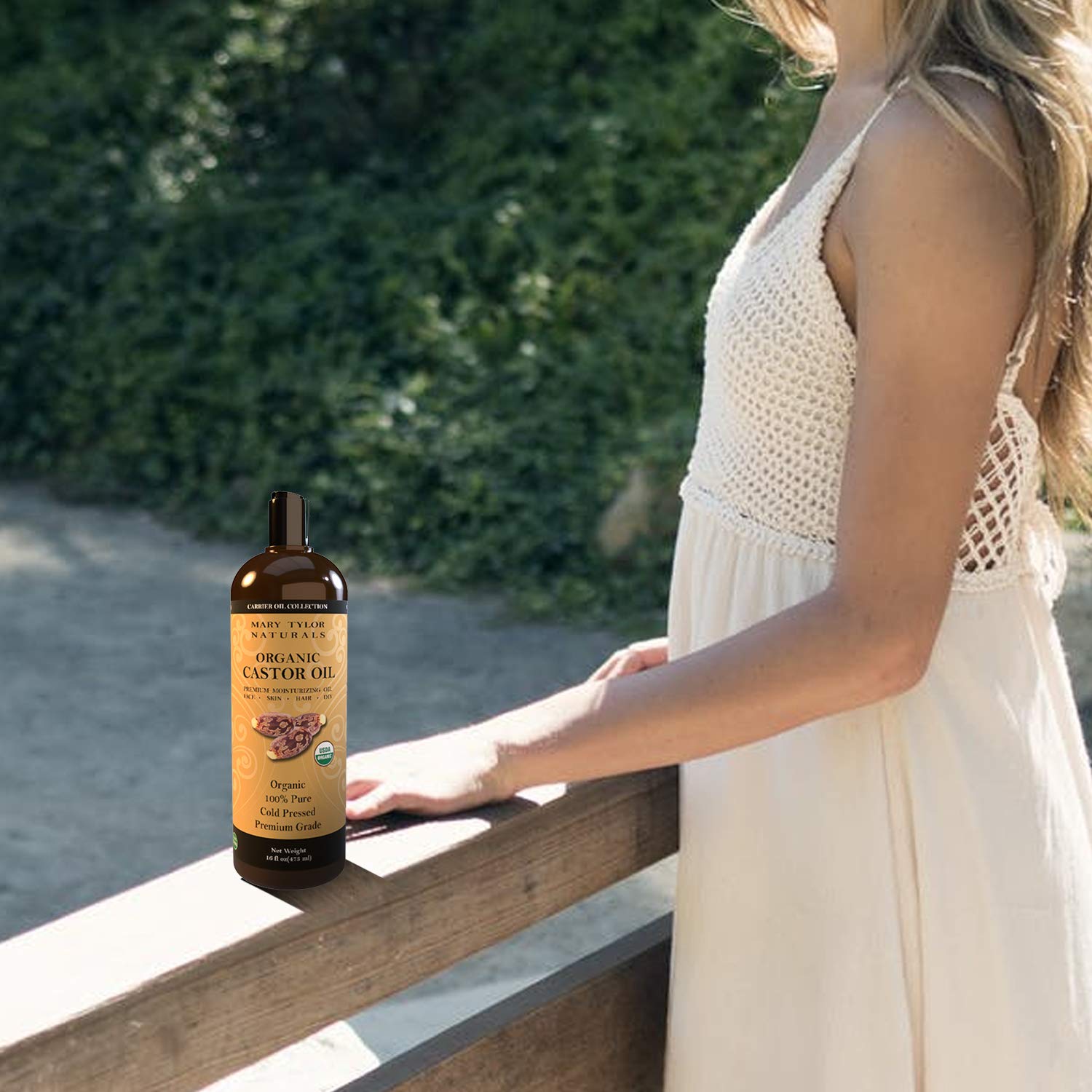 Goteo de aceite de ricino orgánico mostrando textura rica para uso facial y capilar.