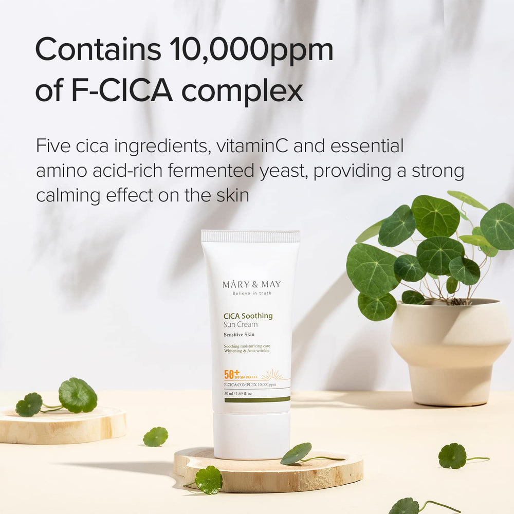 Aplicación facial con Mary&May CICA crema solar sin residuo pegajoso.