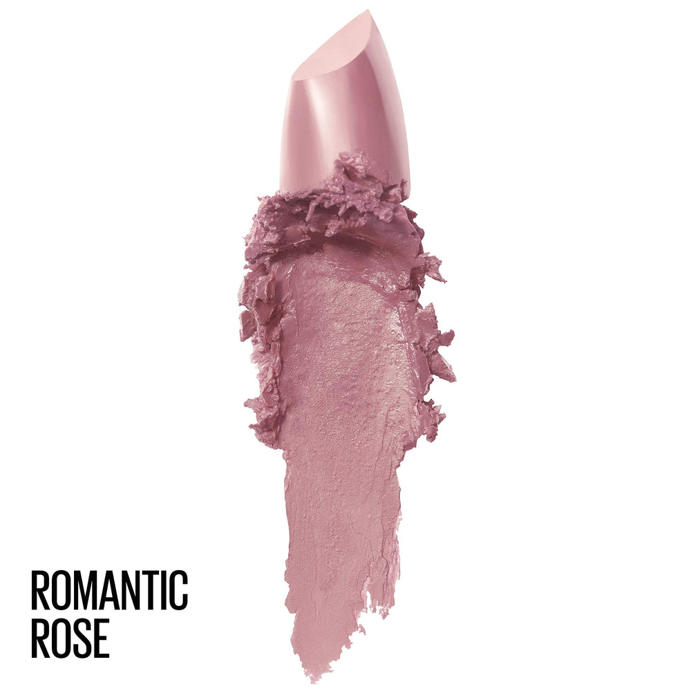Aplicación suave de Maybelline Romantic Rose en labios hidratados.
