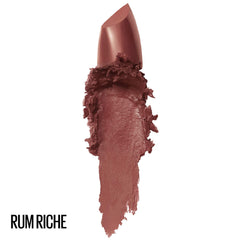 Maybelline Rum Riche, aplicación cremosa para labios suaves durante todo el día.