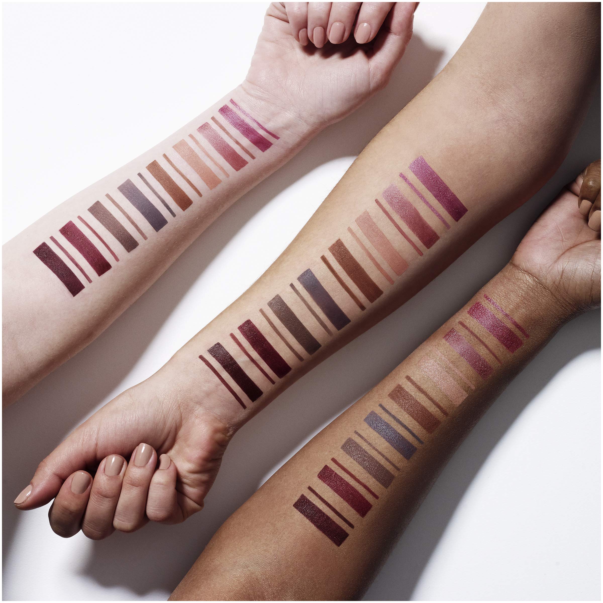 Delineador que evita borrones para un acabado limpio en Maybelline Color Sensational.