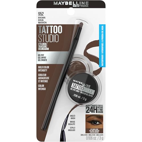 Delineador gel MAYBELLINE en uso para aplicación precisa en la línea de pestañas.