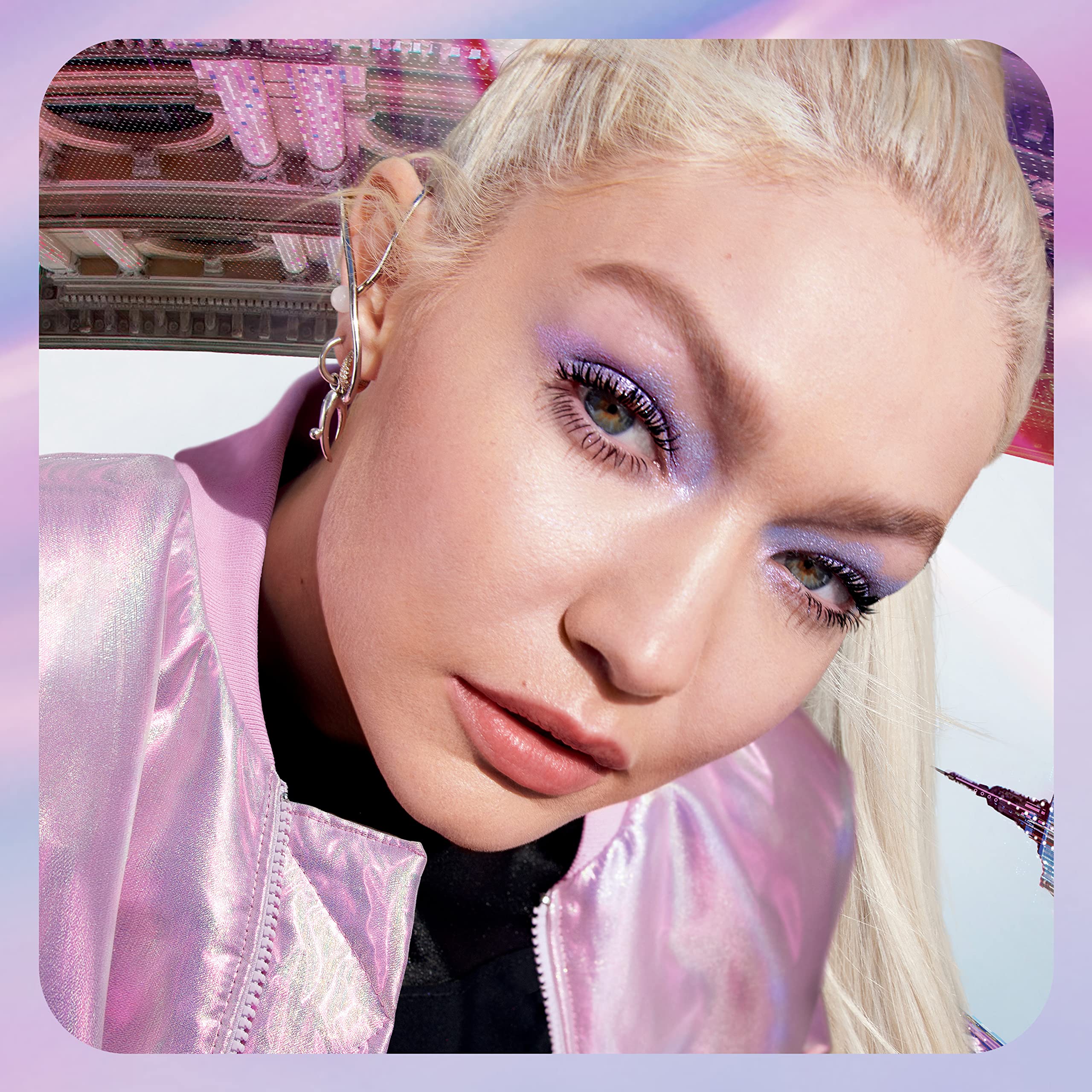 Sin grumos con Maybelline Falsies Surreal Extensions para un acabado limpio