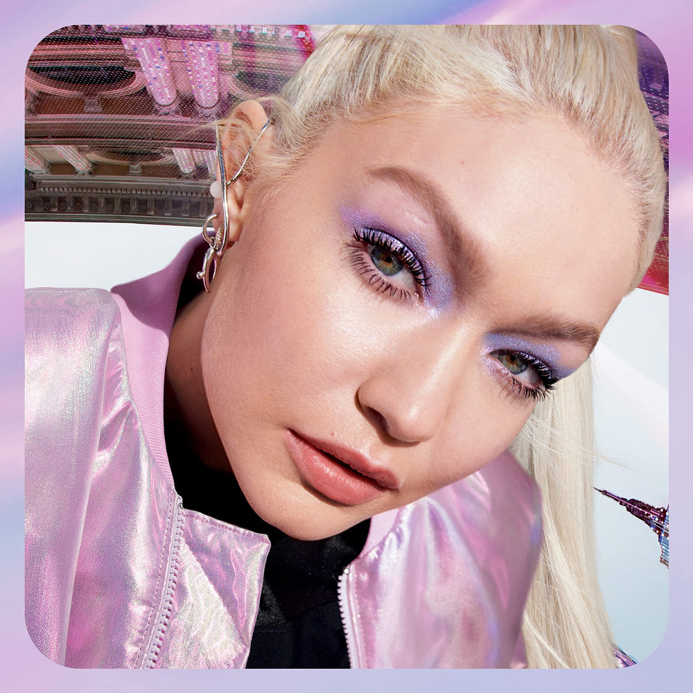 Sin grumos con Maybelline Falsies Surreal Extensions para un acabado limpio