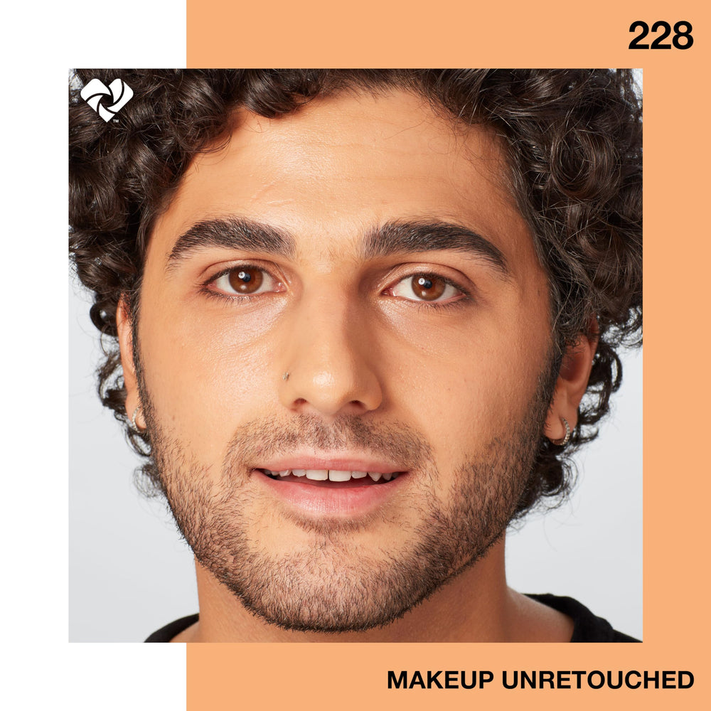 Aspecto de maquillaje uniforme y natural con Maybelline Fit Me Dewy + Smooth.