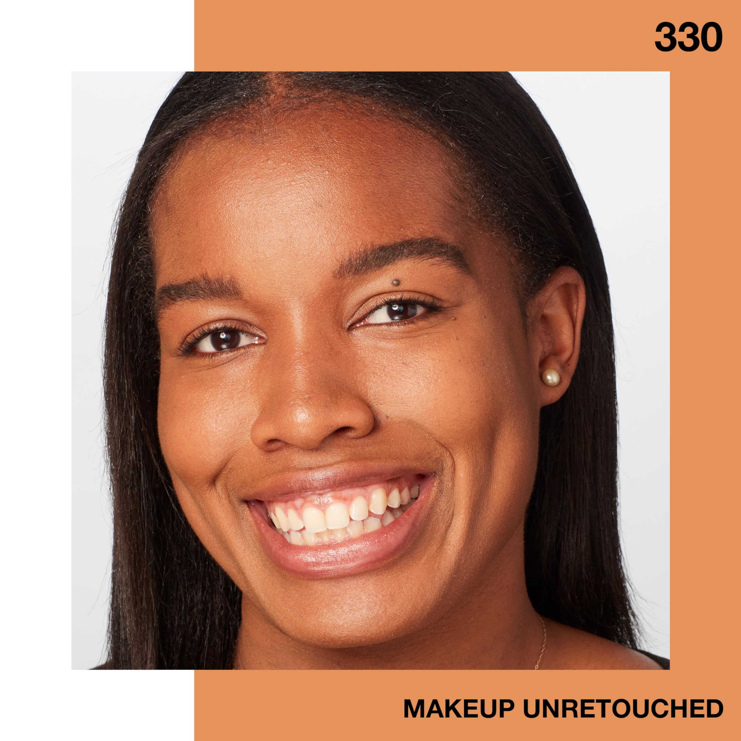 Aplicación con dedos de Maybelline Fit Me Dewy + Smooth para un efecto hidratado y uniforme.