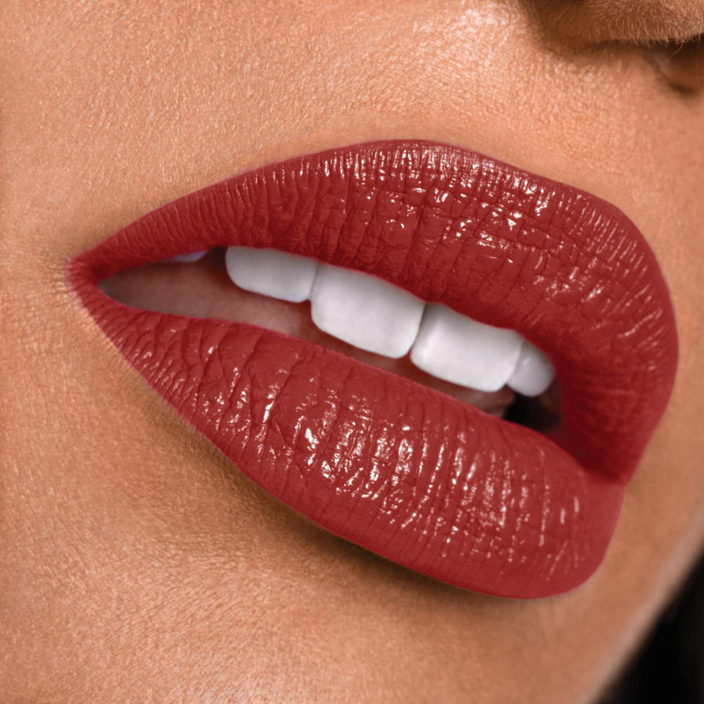 MAYBELLINE Super Stay 24 envase práctico en tubo para uso rápido.